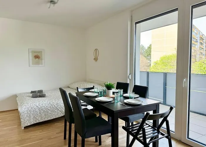 Modern Danube Apartment With Balcony & Free Parking
