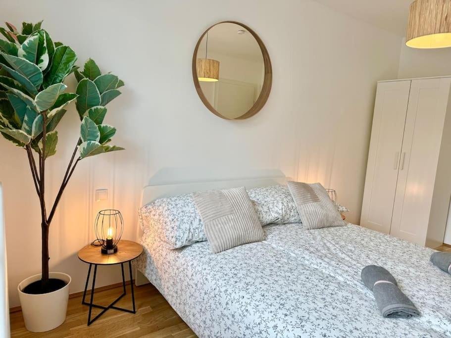 Modern Danube With Balcony & Free Parking Apartament